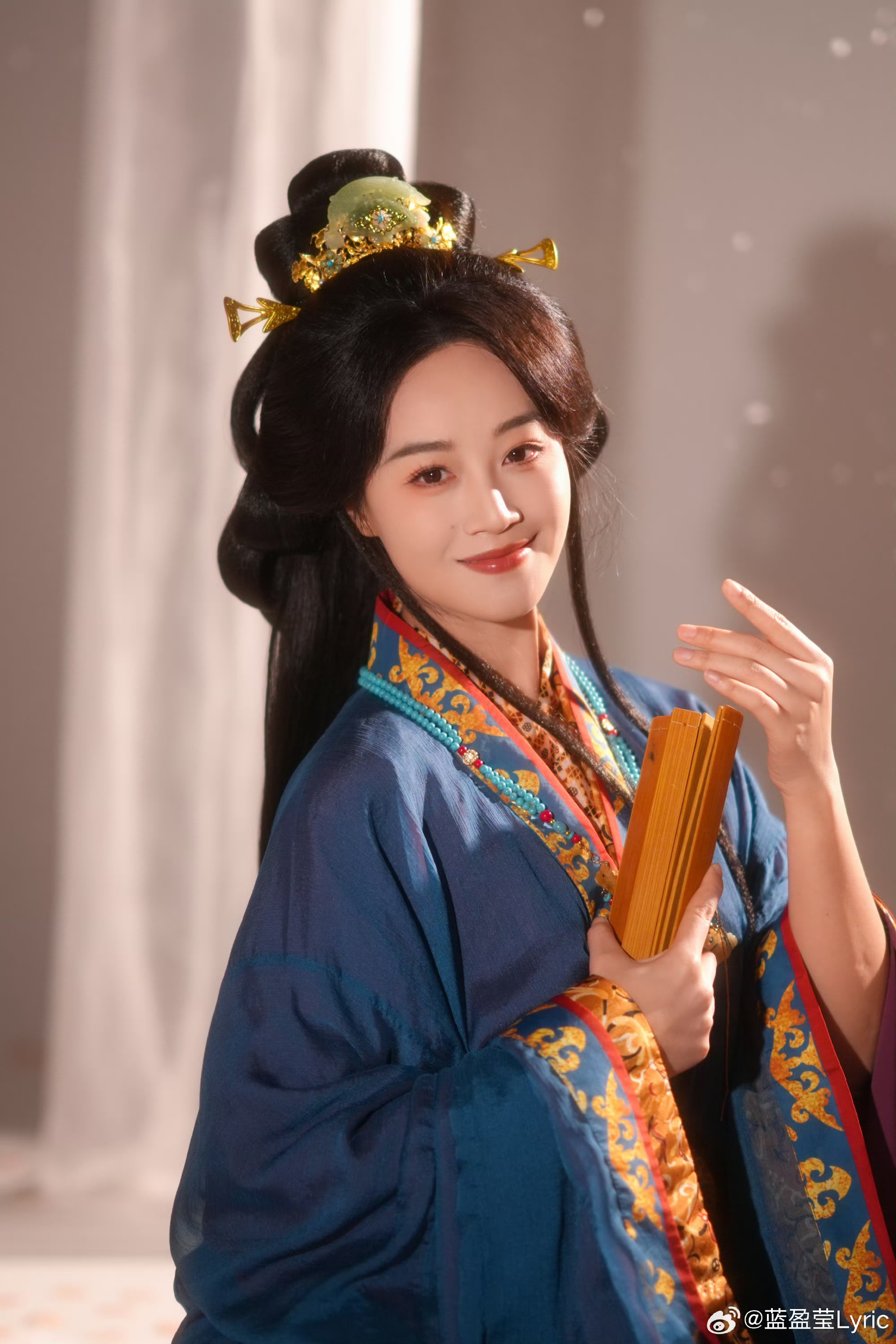 蓝盈莹古风造型赏鉴：一袭藏蓝，尽展秦汉雅韵