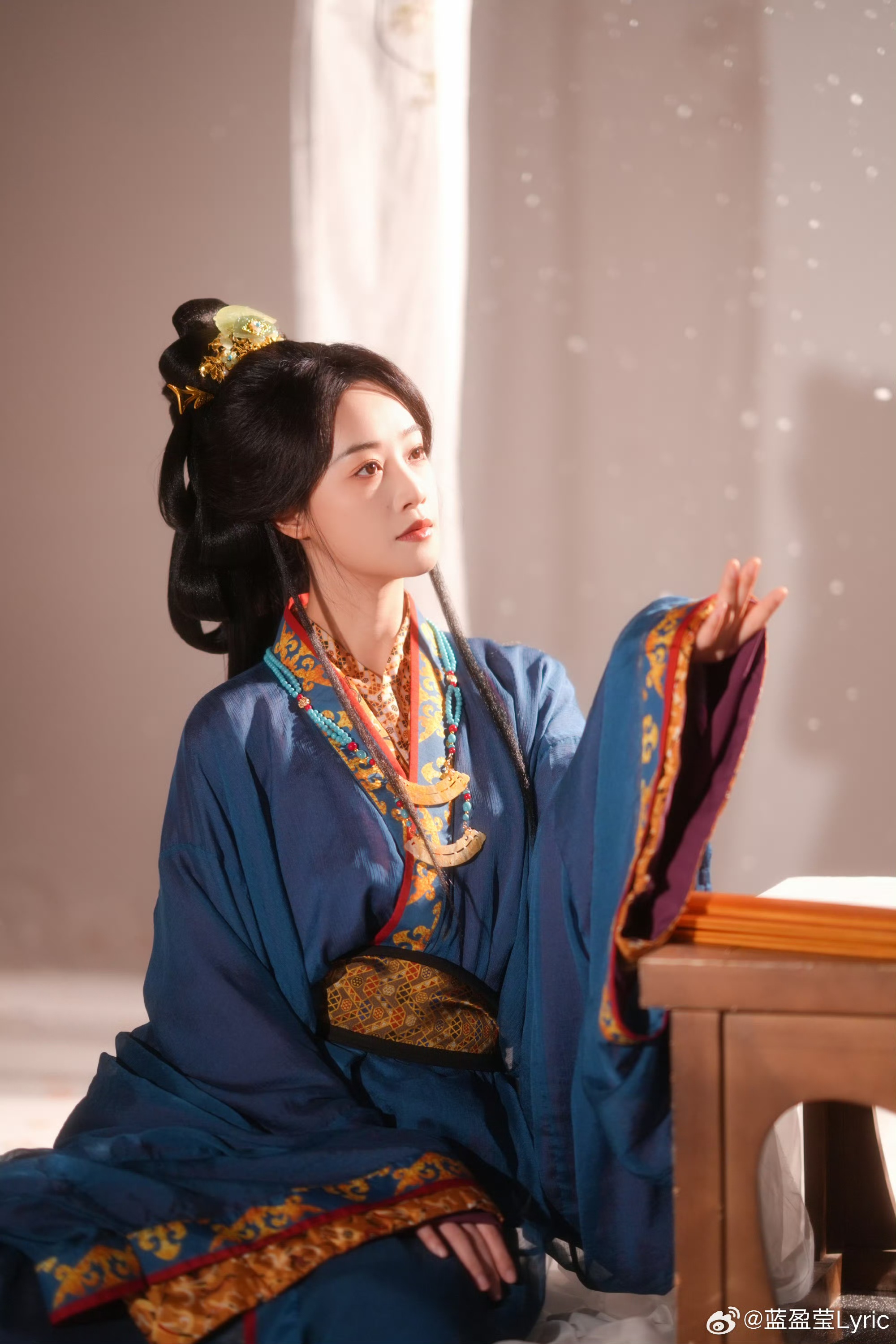 蓝盈莹古风造型赏鉴:一袭藏蓝,尽展秦汉雅韵