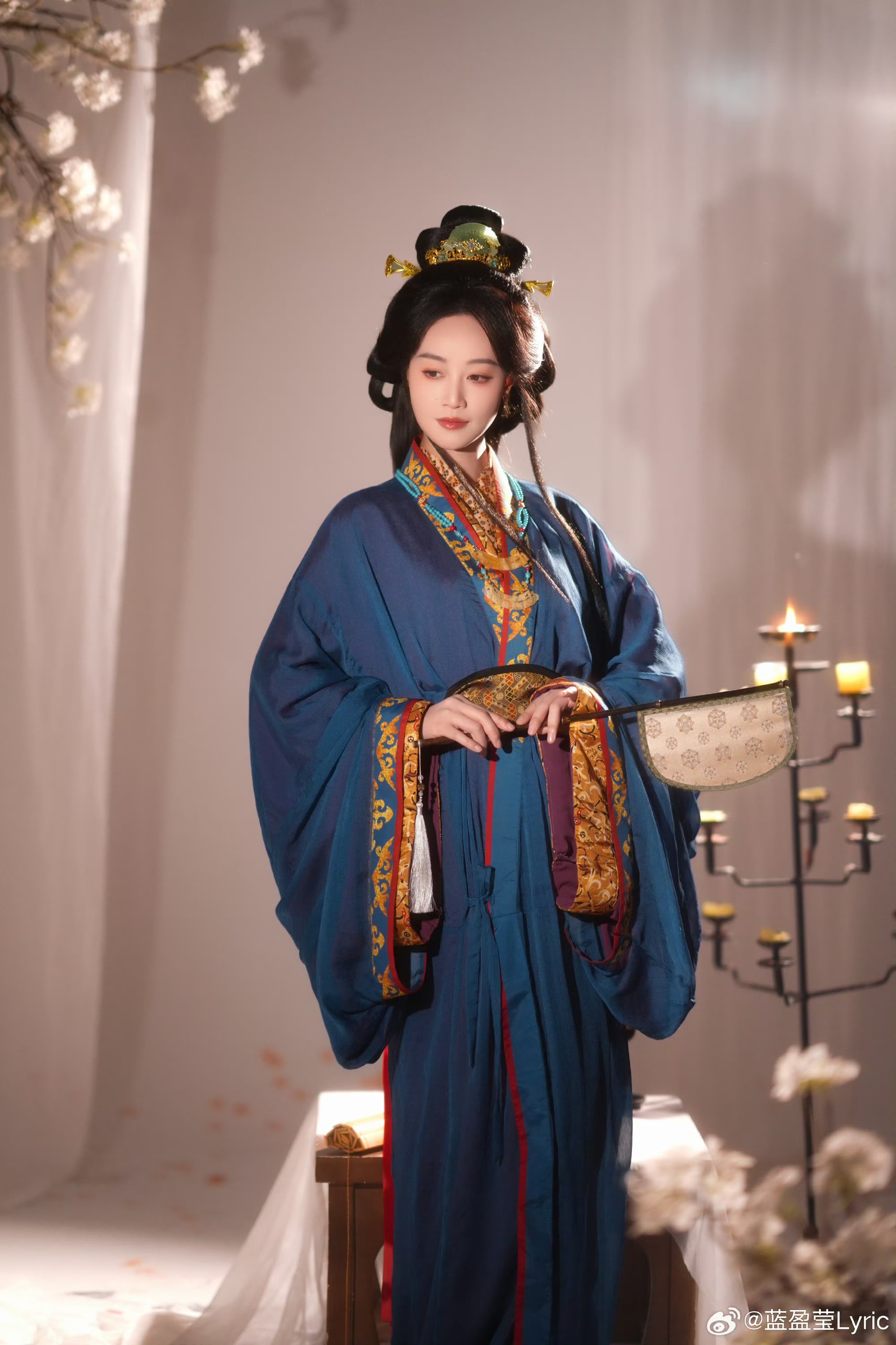 蓝盈莹古风造型赏鉴：一袭藏蓝，尽展秦汉雅韵