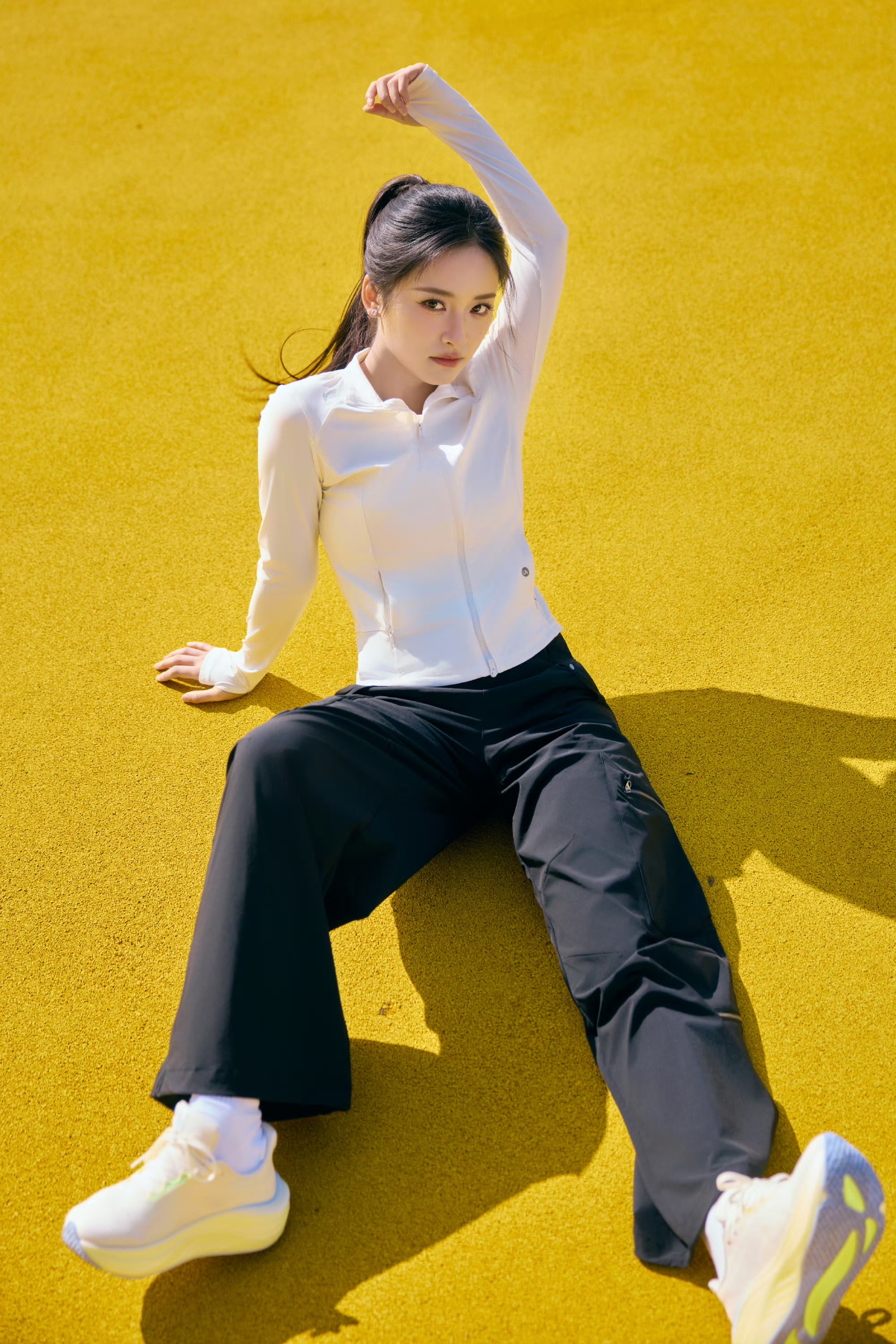 循迹悠然春色,沈月解锁元气运动穿搭美学