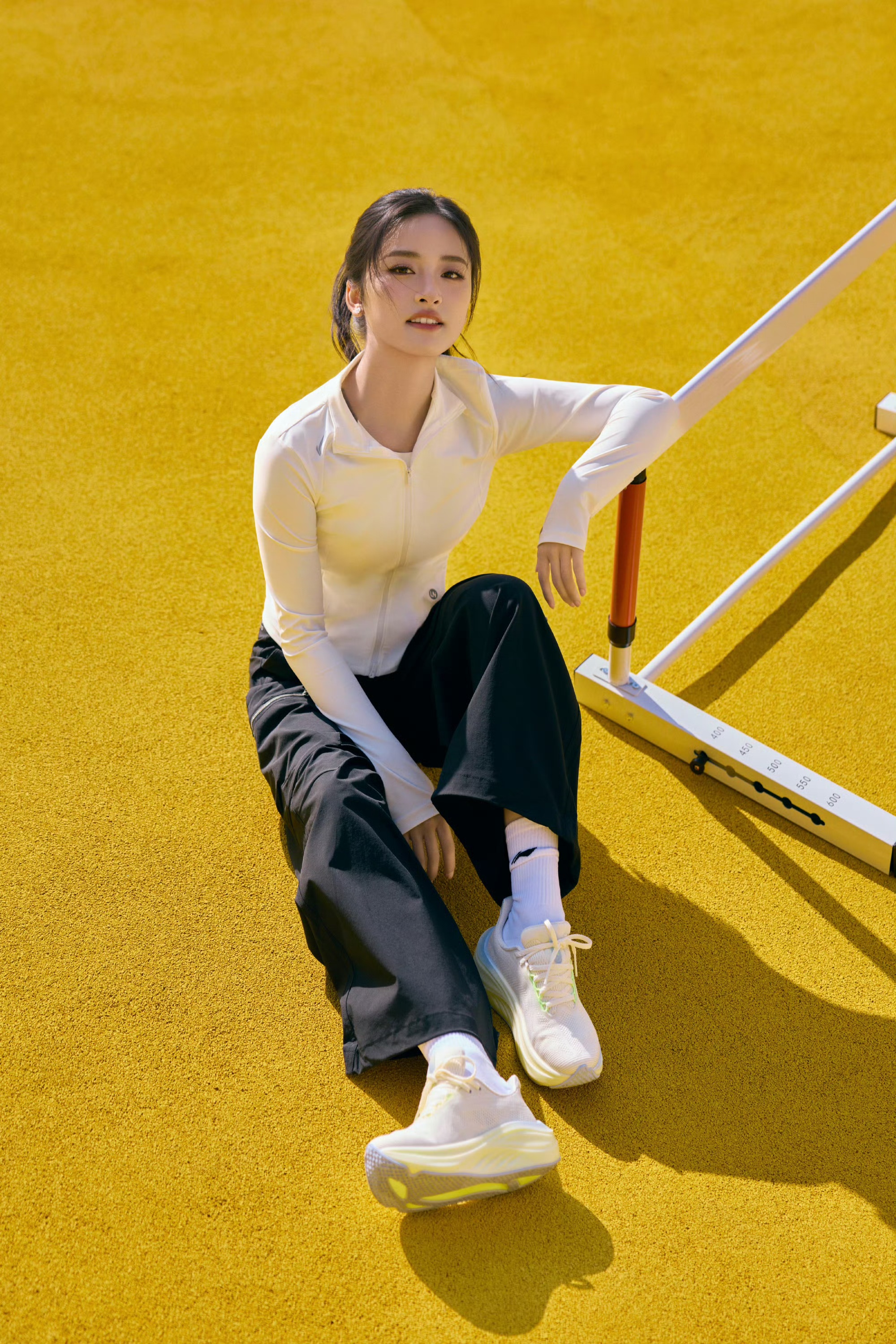 循迹悠然春色,沈月解锁元气运动穿搭美学 循迹悠然春色,沈月解锁元气运动穿搭美学