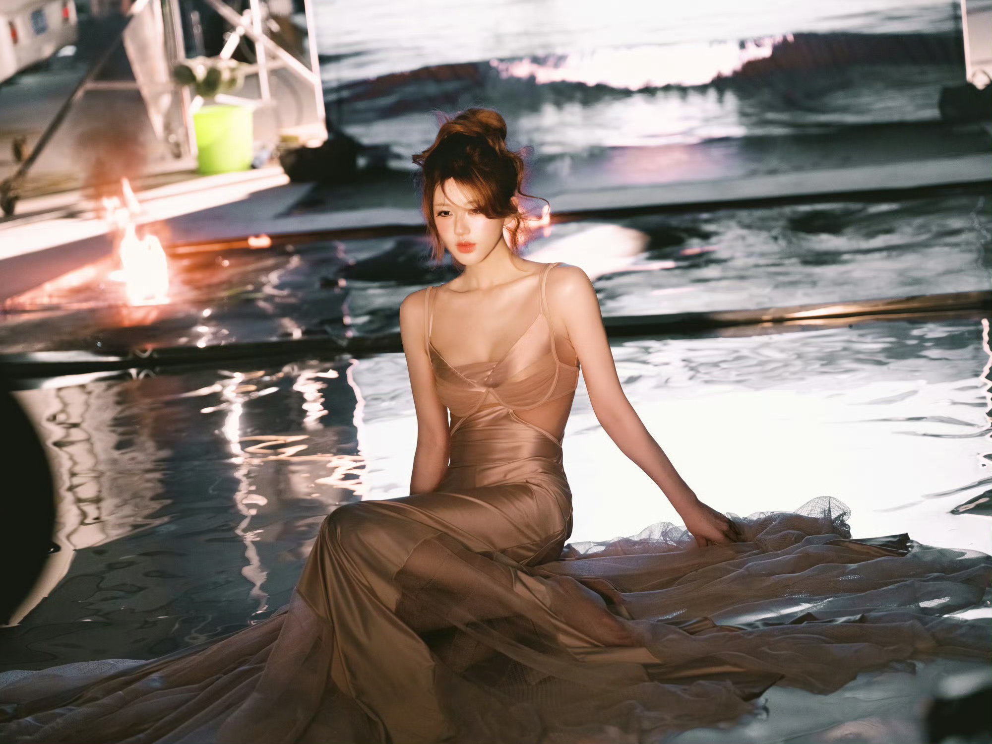 烈焰柔光，赵露思解锁浪漫穿搭新范式