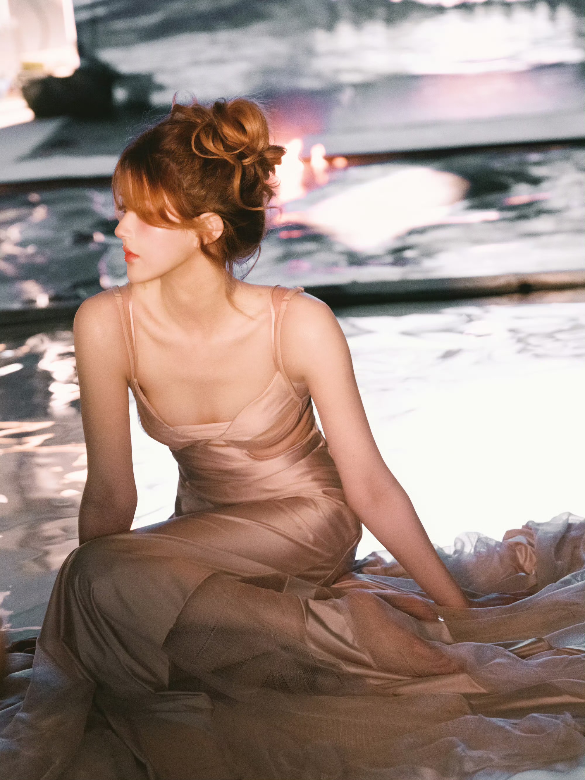 烈焰柔光，赵露思解锁浪漫穿搭新范式