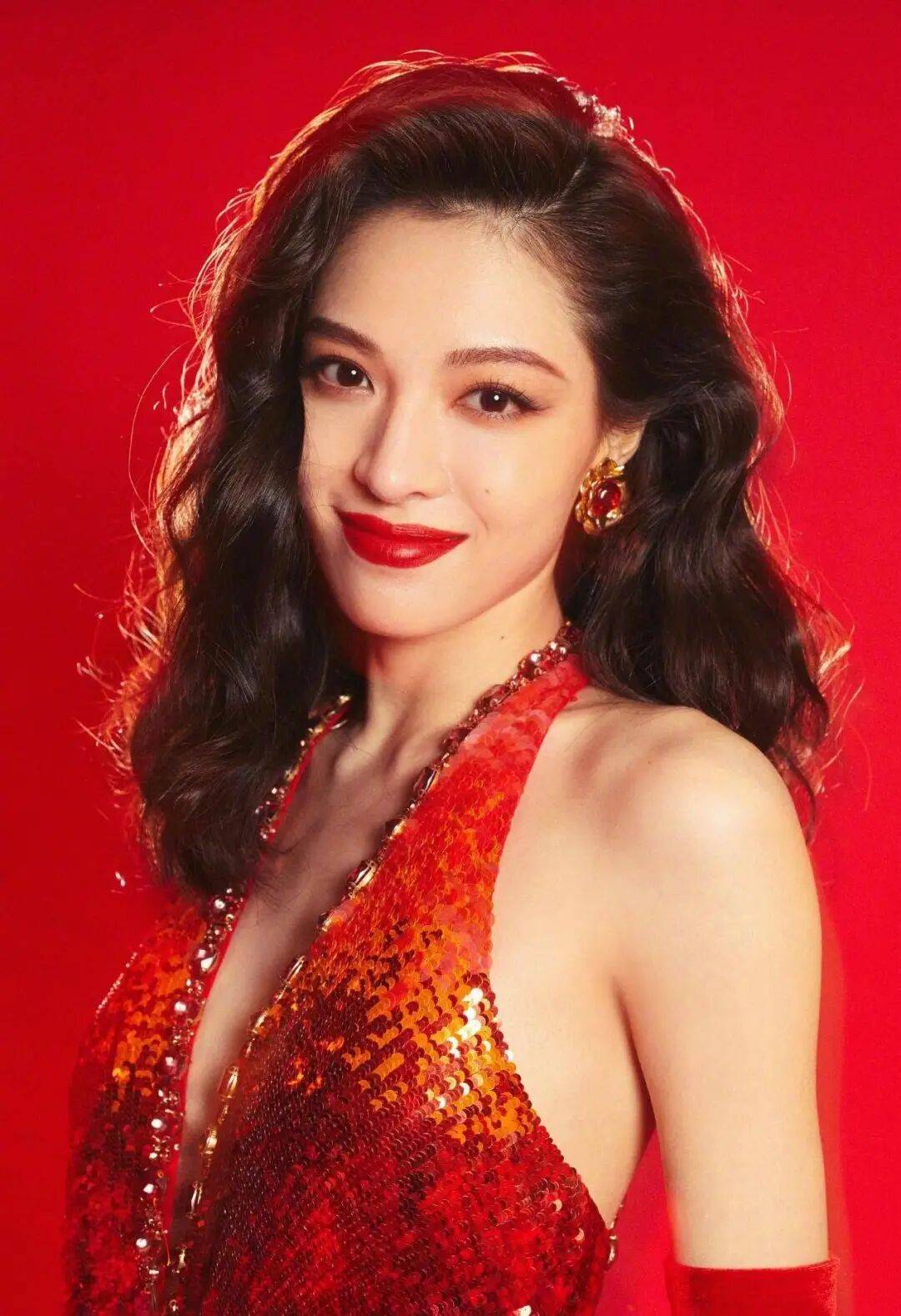 钟楚曦自己化妆一年能省下来一套房！性感火辣的她真厉害