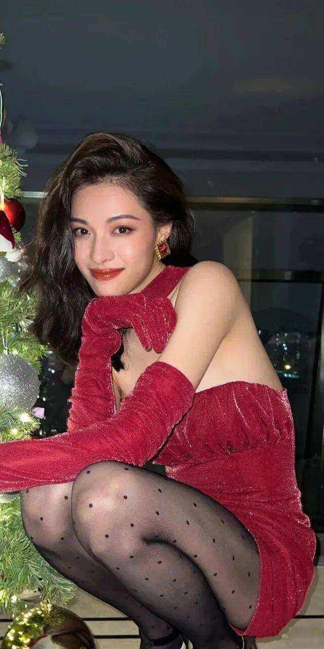 钟楚曦自己化妆一年能省下来一套房！性感火辣的她真厉害