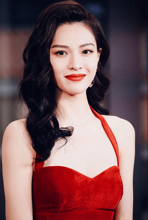 钟楚曦自己化妆一年能省下来一套房！性感火辣的她真厉害