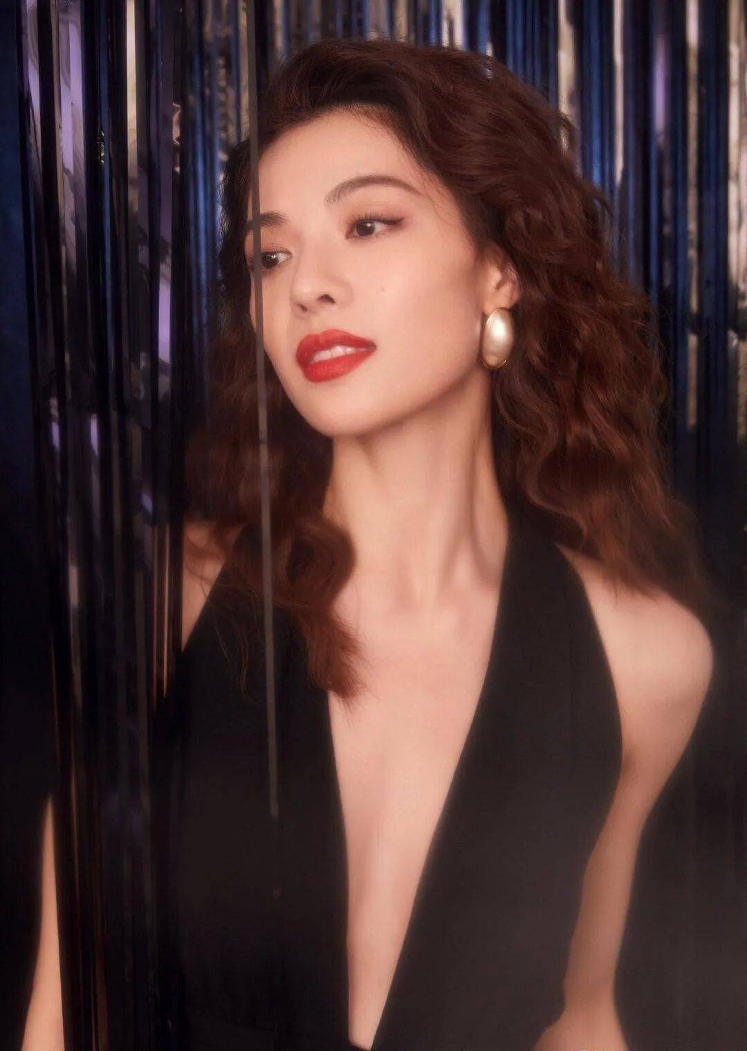 钟楚曦自己化妆一年能省下来一套房！性感火辣的她真厉害