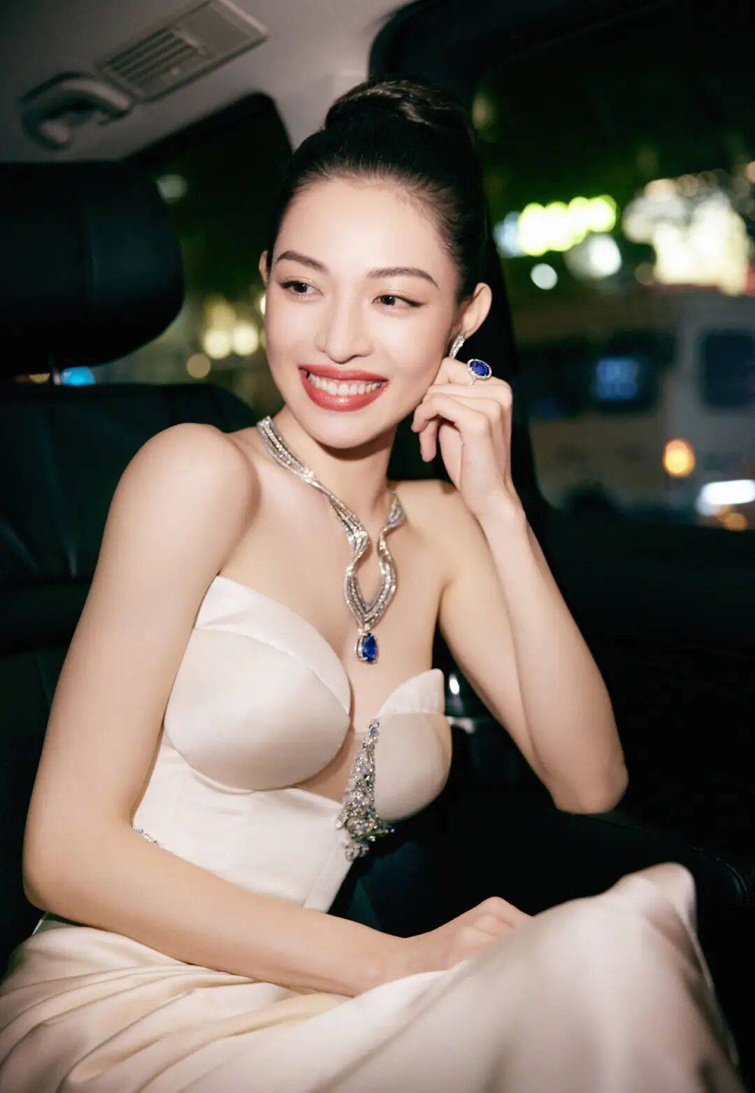 钟楚曦自己化妆一年能省下来一套房！性感火辣的她真厉害