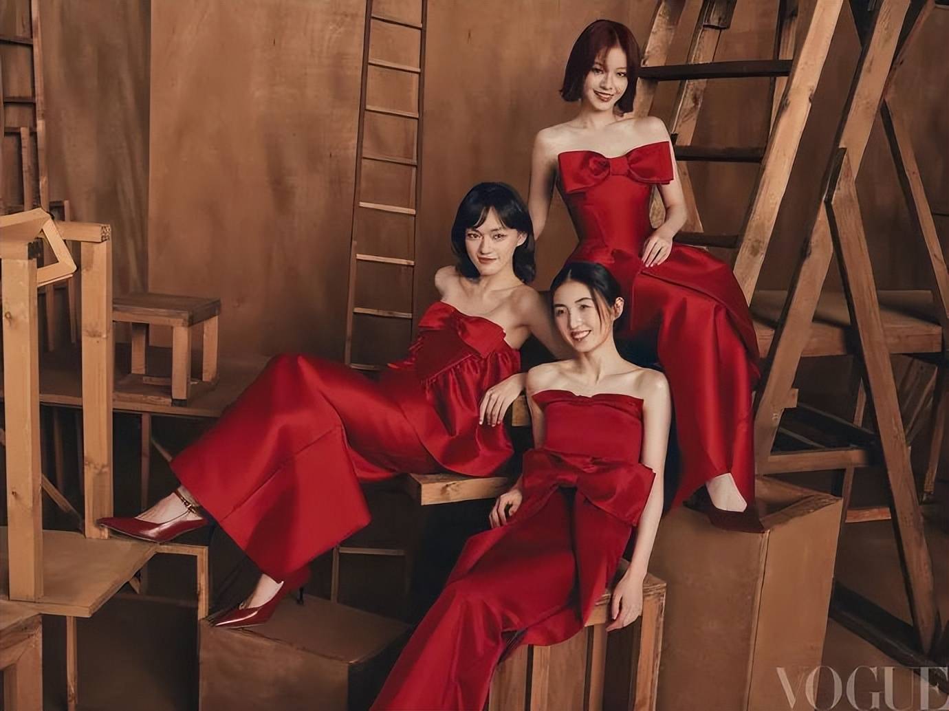 《VOGUE》金九封面！刘亦菲C位杨幂热巴排位争议大