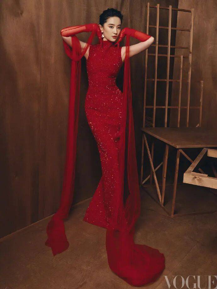 《VOGUE》金九封面！刘亦菲C位杨幂热巴排位争议大