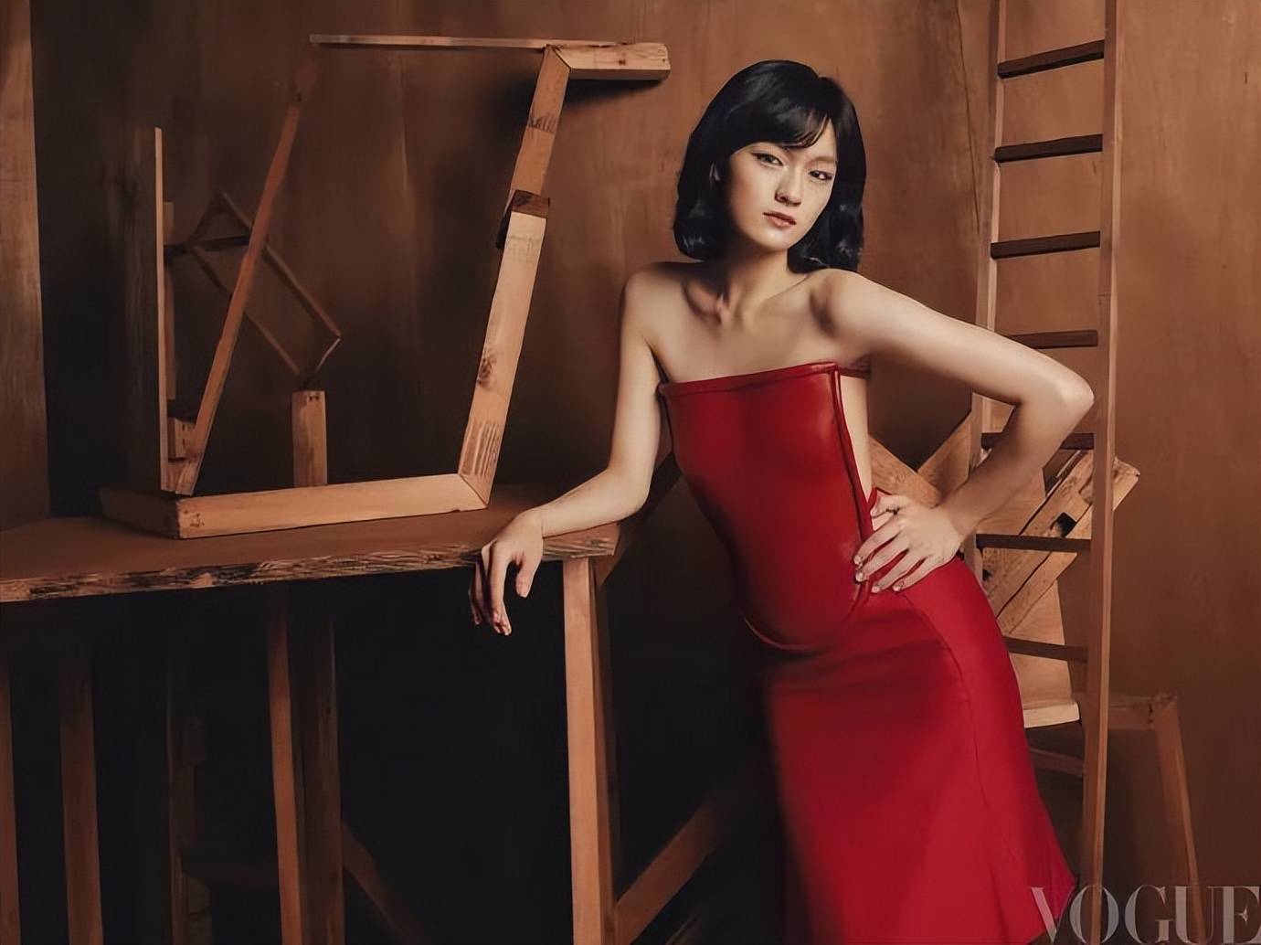 《VOGUE》金九封面！刘亦菲C位杨幂热巴排位争议大