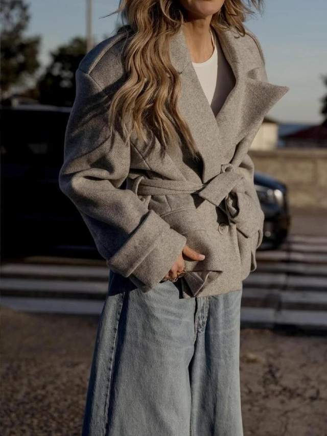 ins 博主 elle_ferguson 的穿搭哲学：把日常穿成度假风的松弛感指南