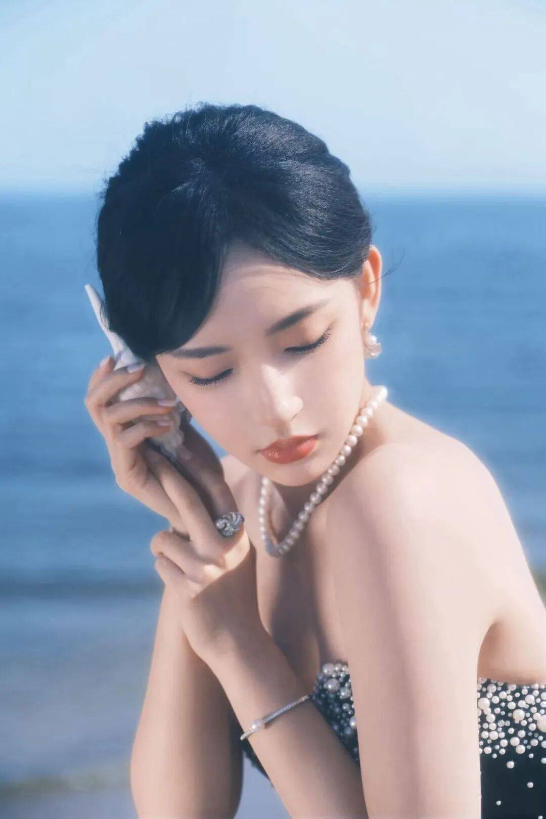 程潇穿抹胸裙露出事业线宛如黑玫瑰！魔鬼身材性感火辣