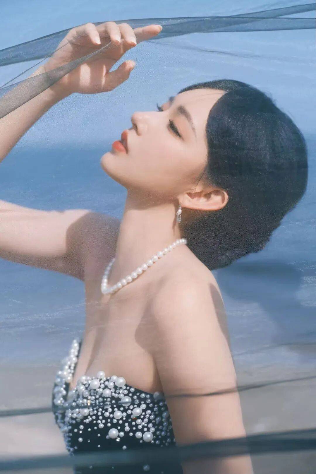 程潇穿抹胸裙露出事业线宛如黑玫瑰!魔鬼身材性感火辣 程潇穿抹胸裙露出事业线宛如黑玫瑰!魔鬼身材性感火辣