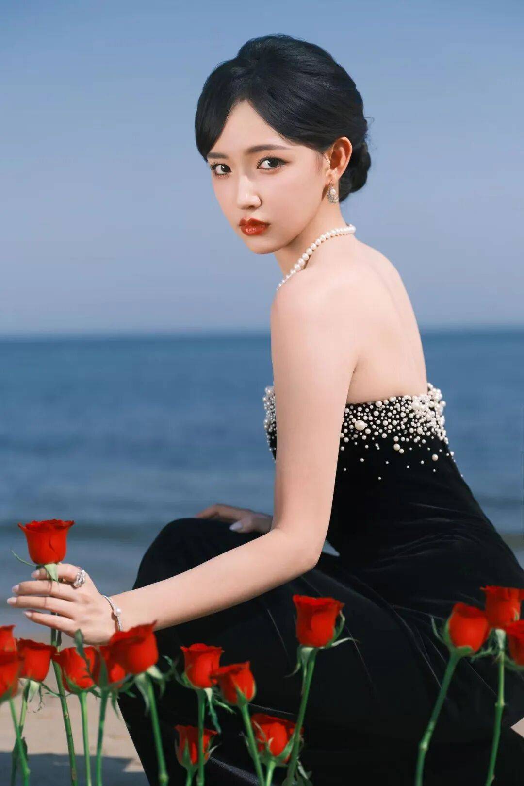 程潇穿抹胸裙露出事业线宛如黑玫瑰!魔鬼身材性感火辣 程潇穿抹胸裙露出事业线宛如黑玫瑰!魔鬼身材性感火辣