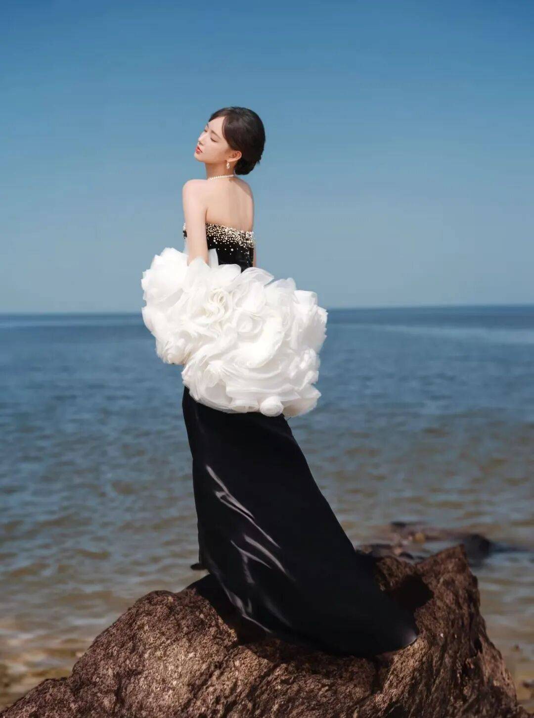 程潇穿抹胸裙露出事业线宛如黑玫瑰!魔鬼身材性感火辣 程潇穿抹胸裙露出事业线宛如黑玫瑰!魔鬼身材性感火辣