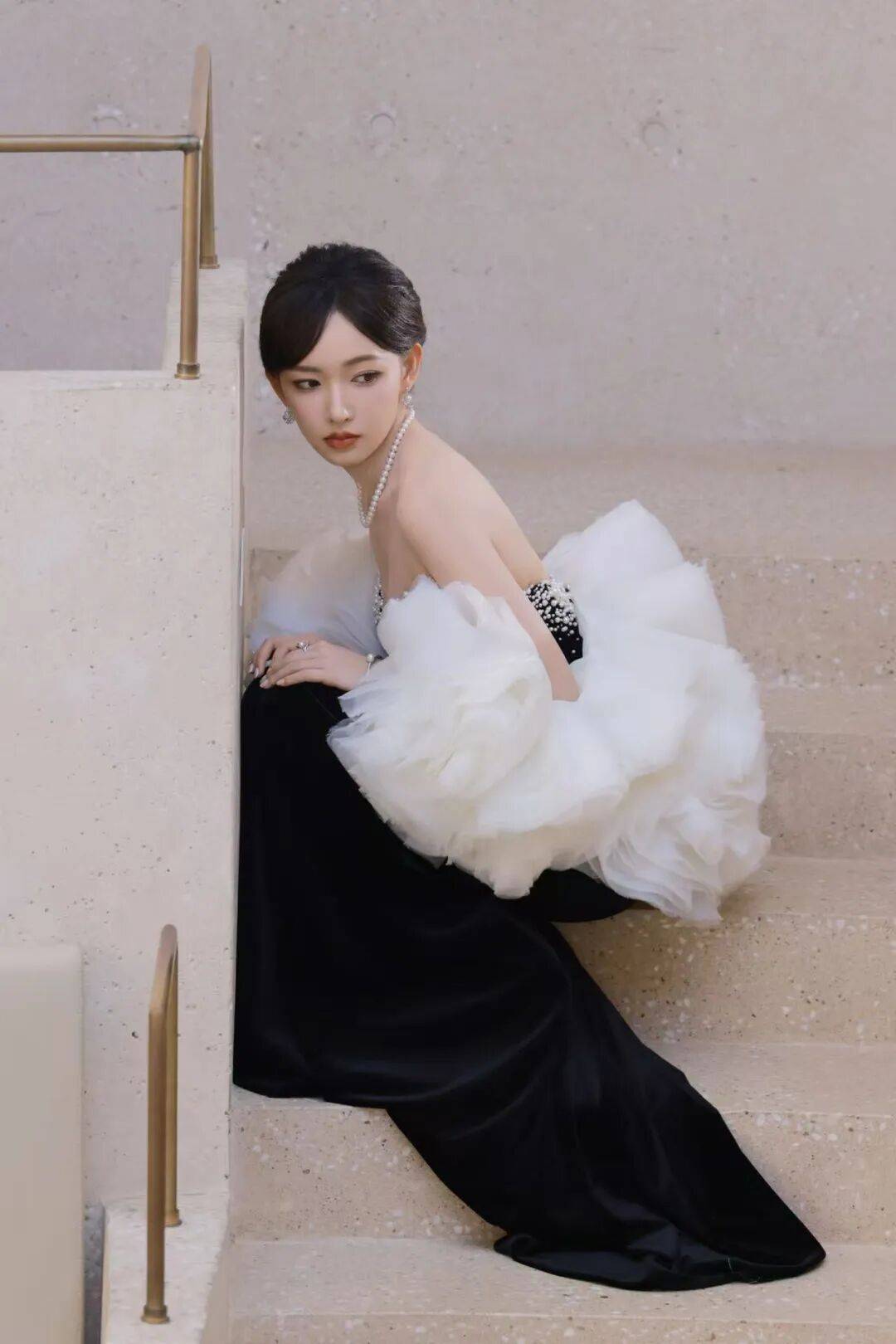 程潇穿抹胸裙露出事业线宛如黑玫瑰!魔鬼身材性感火辣 程潇穿抹胸裙露出事业线宛如黑玫瑰!魔鬼身材性感火辣