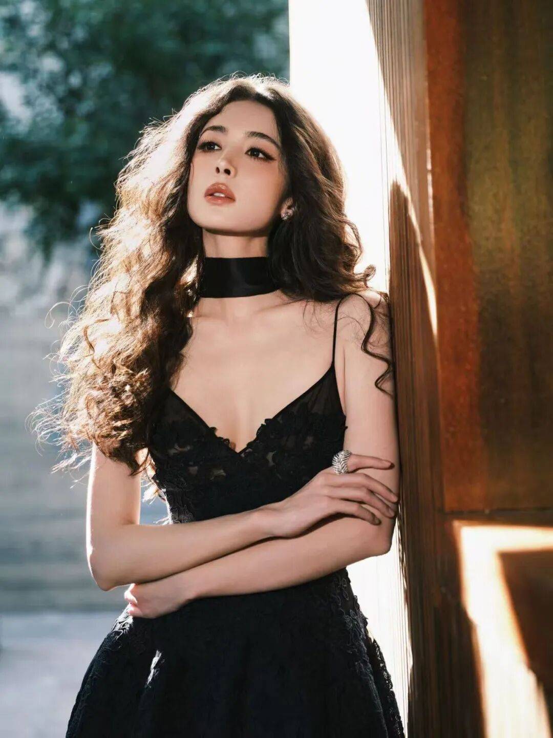 娜扎穿黑色吊带裙露出事业线！魔鬼身材性感热辣