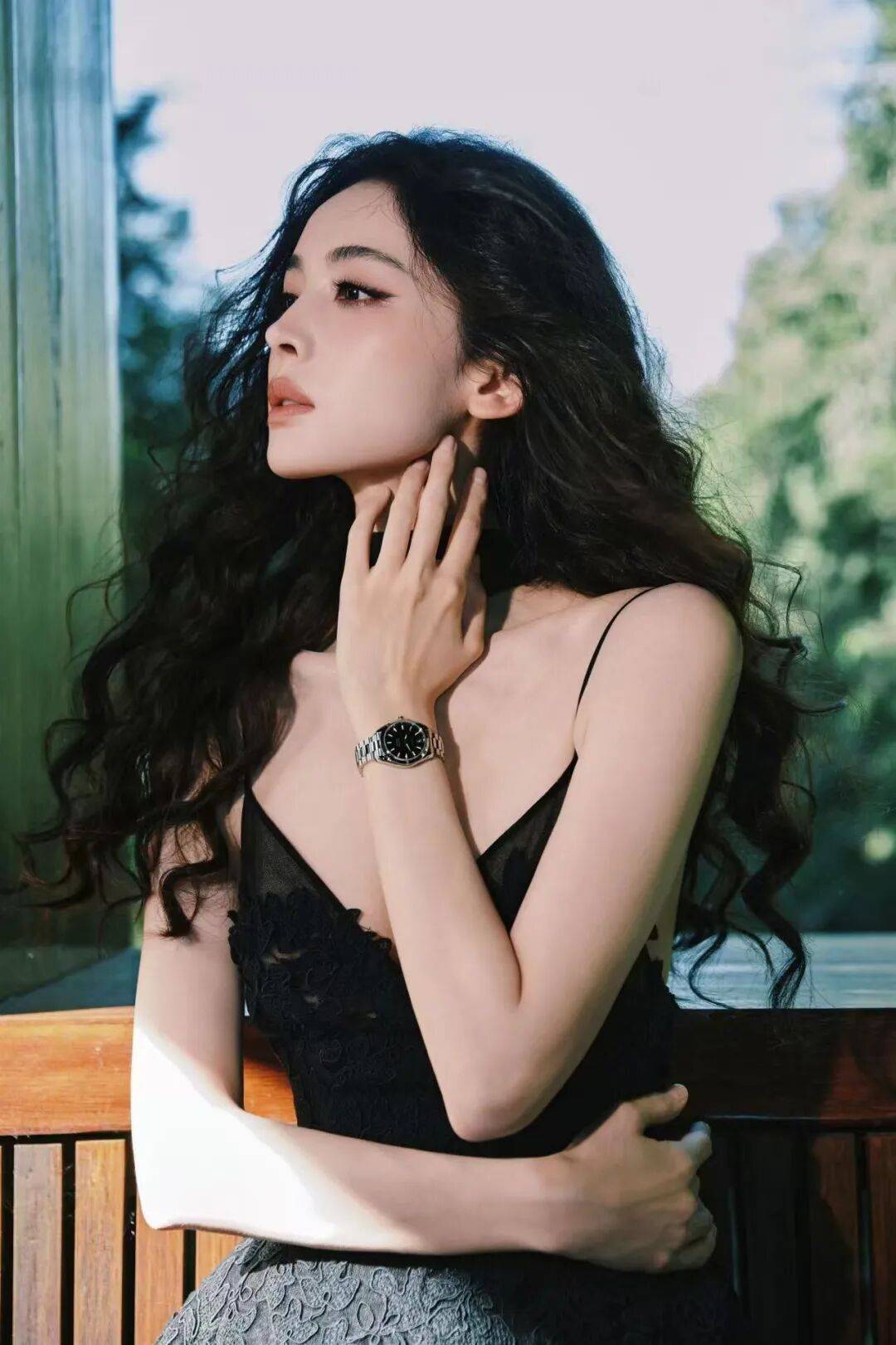 娜扎穿黑色吊带裙露出事业线！魔鬼身材性感热辣