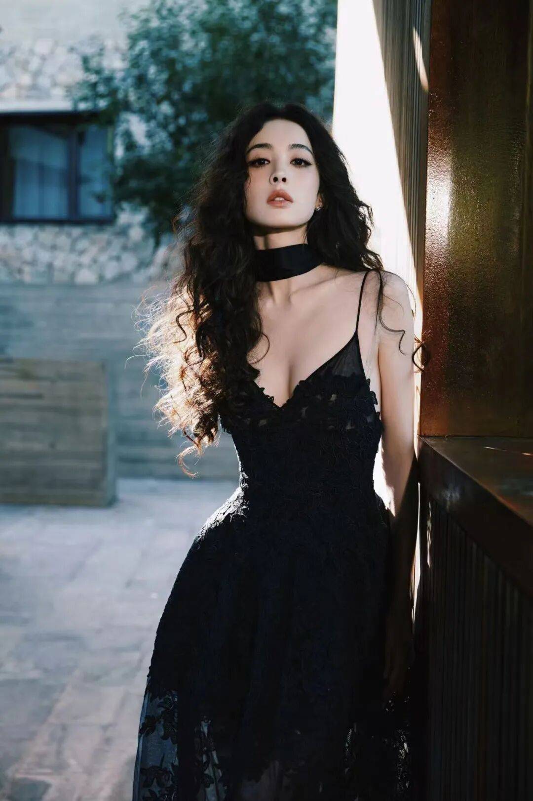 娜扎穿黑色吊带裙露出事业线！魔鬼身材性感热辣