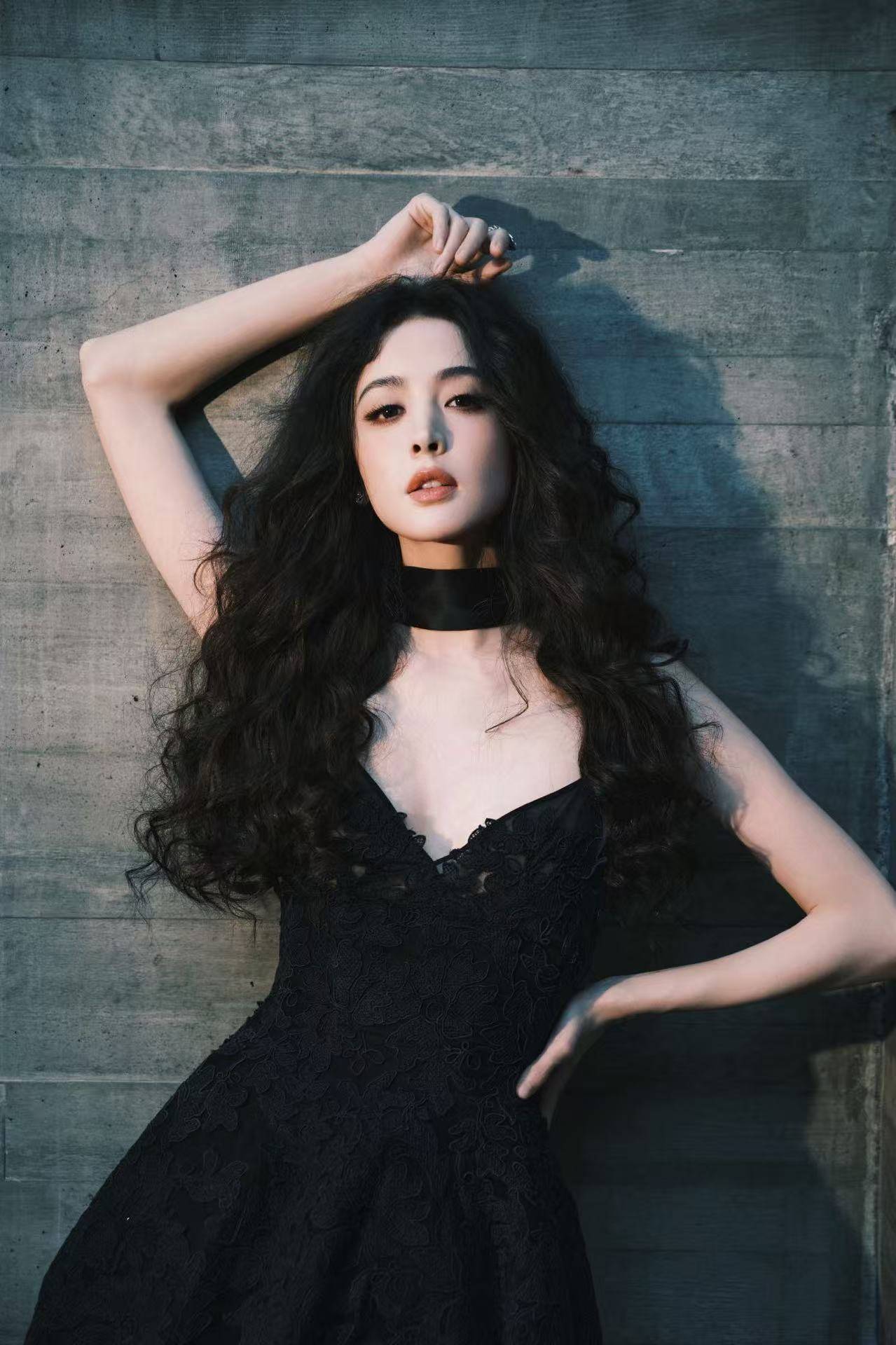 娜扎穿黑色吊带裙露出事业线！魔鬼身材性感热辣