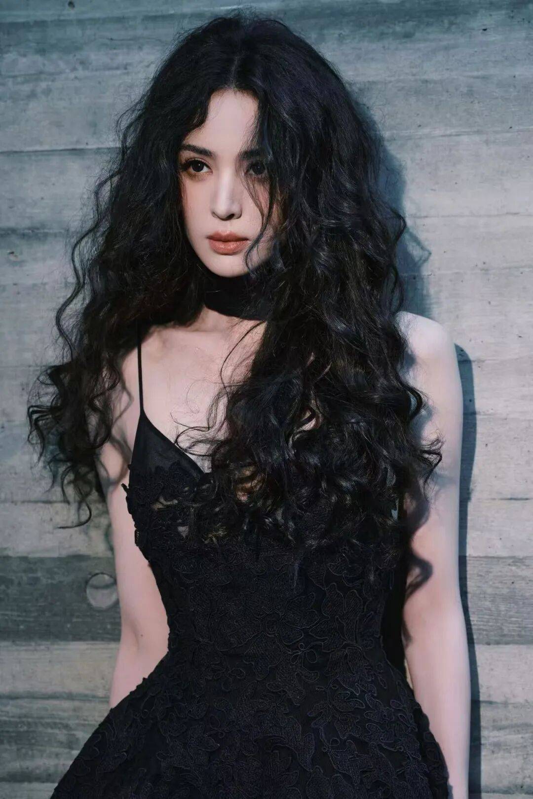 娜扎穿黑色吊带裙露出事业线！魔鬼身材性感热辣