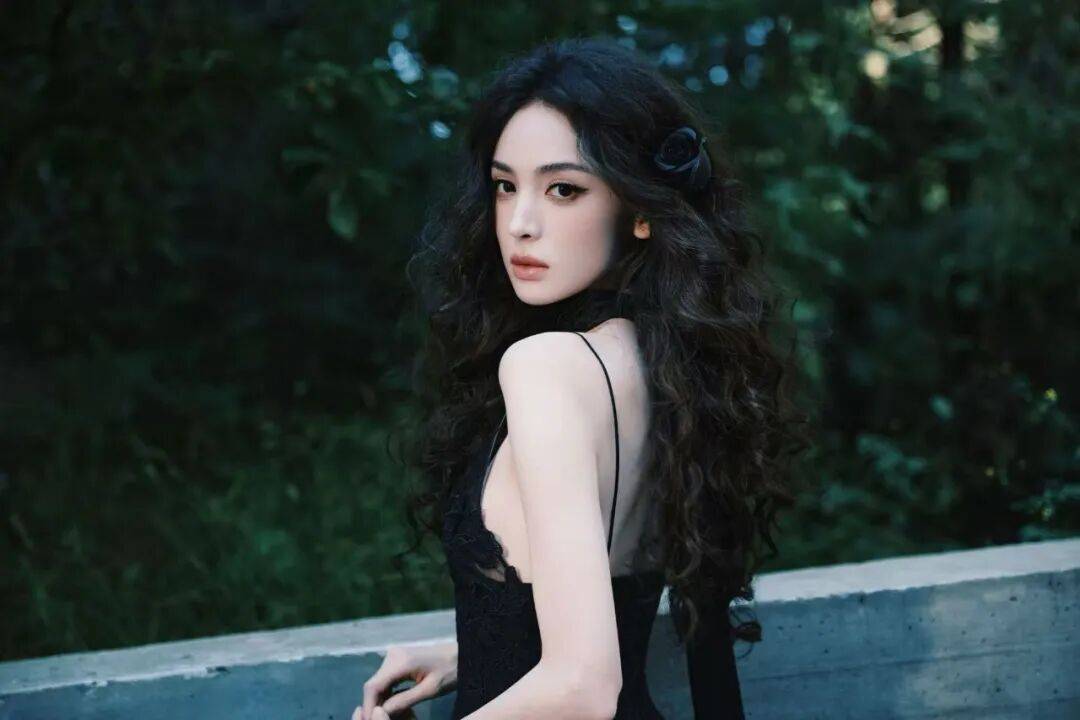 娜扎穿黑色吊带裙露出事业线！魔鬼身材性感热辣