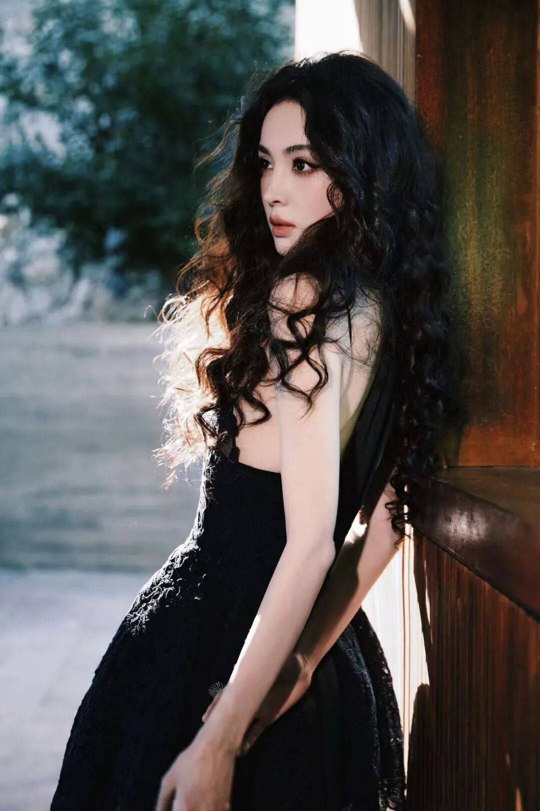 娜扎穿黑色吊带裙露出事业线！魔鬼身材性感热辣