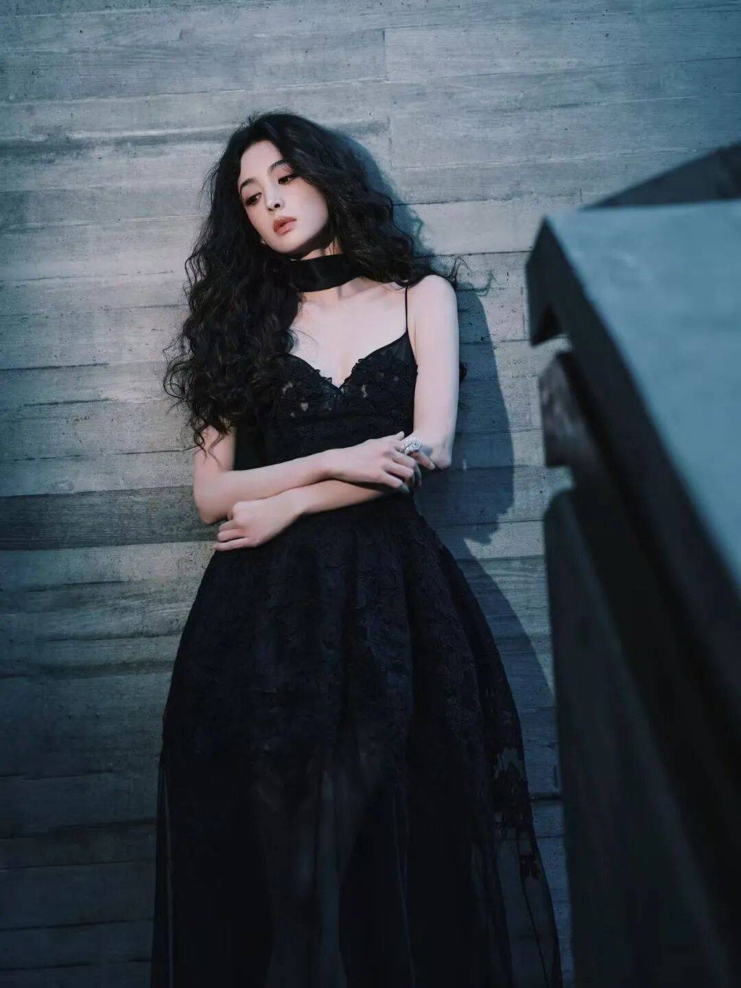 娜扎穿黑色吊带裙露出事业线！魔鬼身材性感热辣