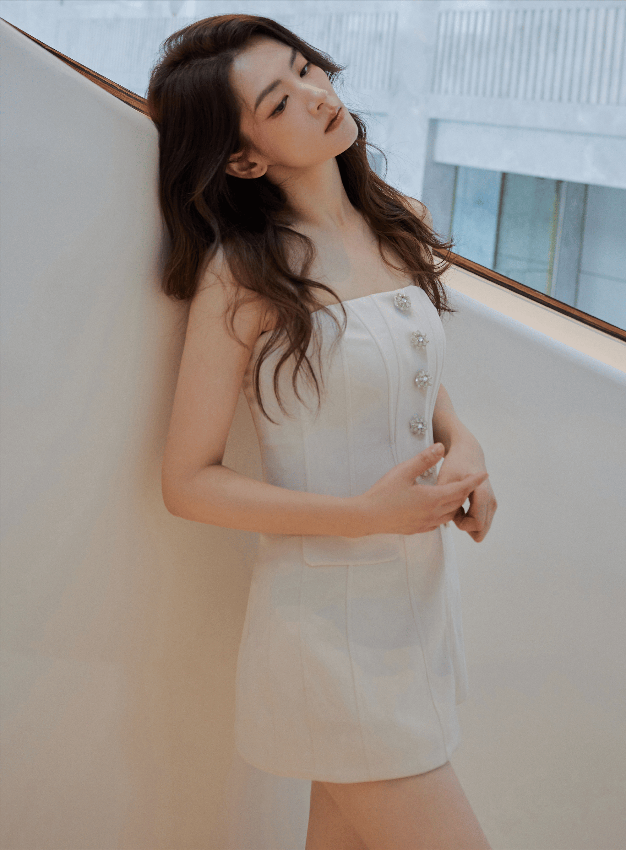 陈昊宇一袭白色抹胸裙,精致的肩颈线条清冷感真的太美了