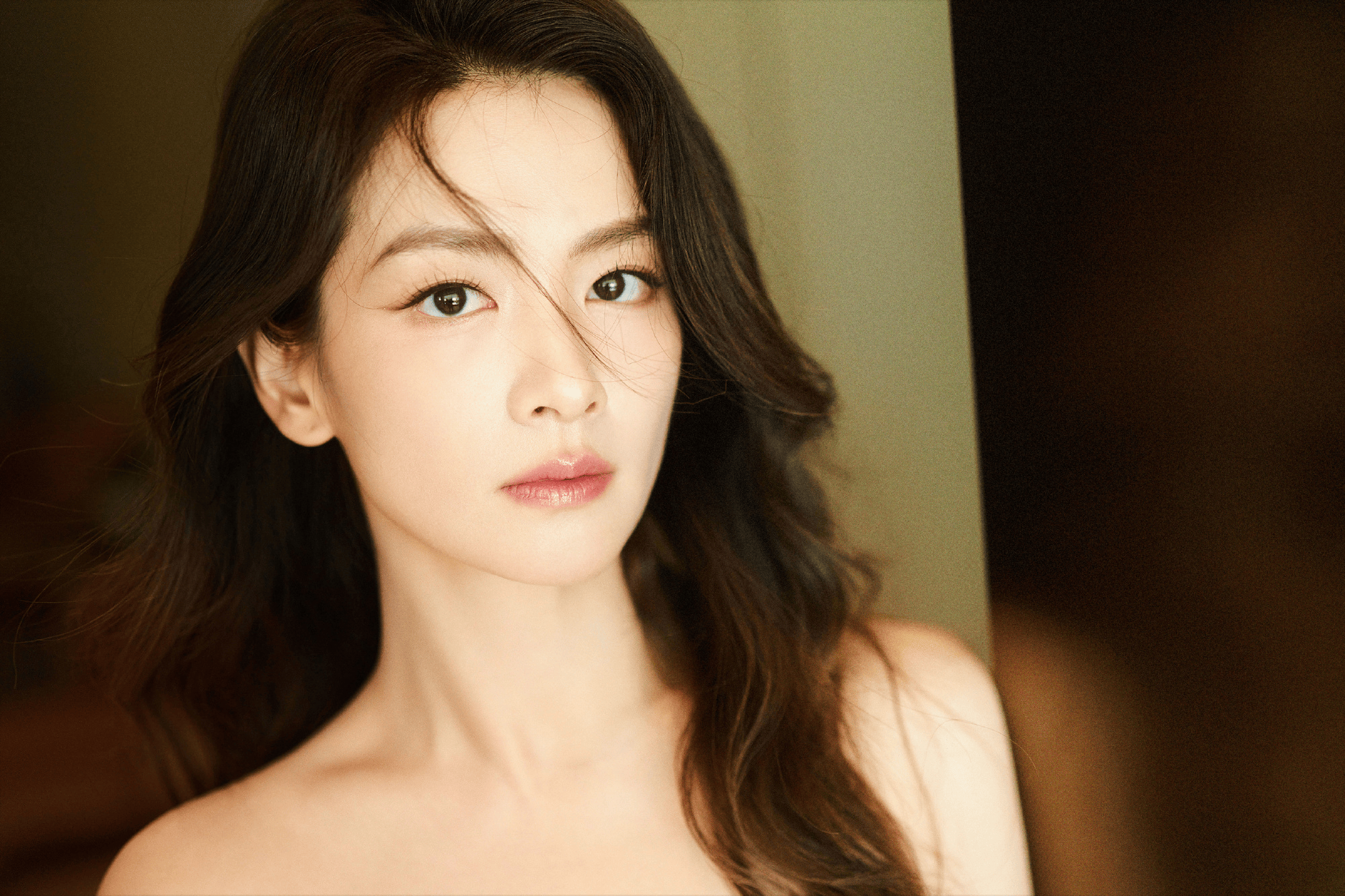 陈昊宇一袭白色抹胸裙,精致的肩颈线条清冷感真的太美了 陈昊宇一袭白色抹胸裙,精致的肩颈线条清冷感真的太美了