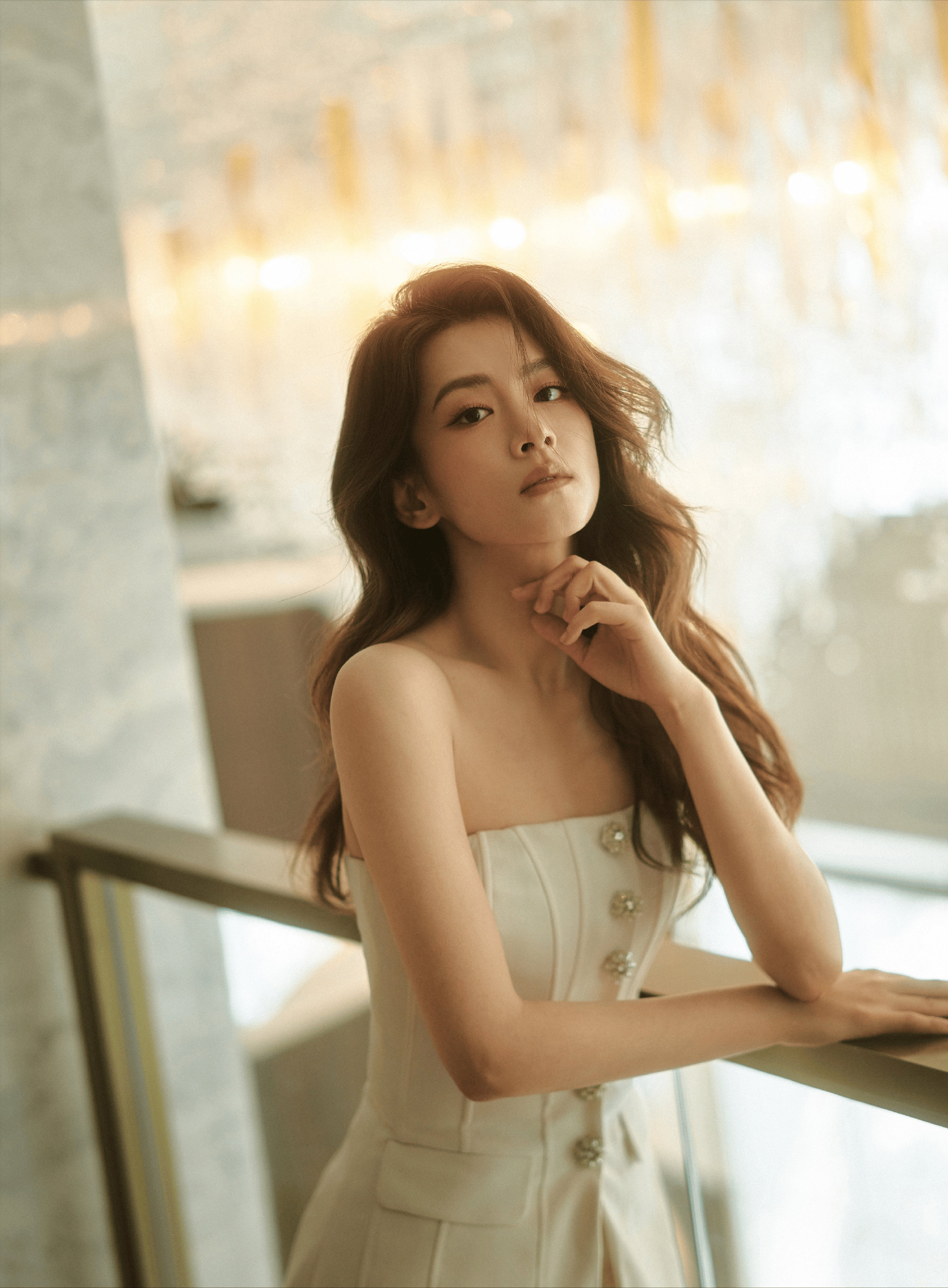 陈昊宇一袭白色抹胸裙,精致的肩颈线条清冷感真的太美了 陈昊宇一袭白色抹胸裙,精致的肩颈线条清冷感真的太美了