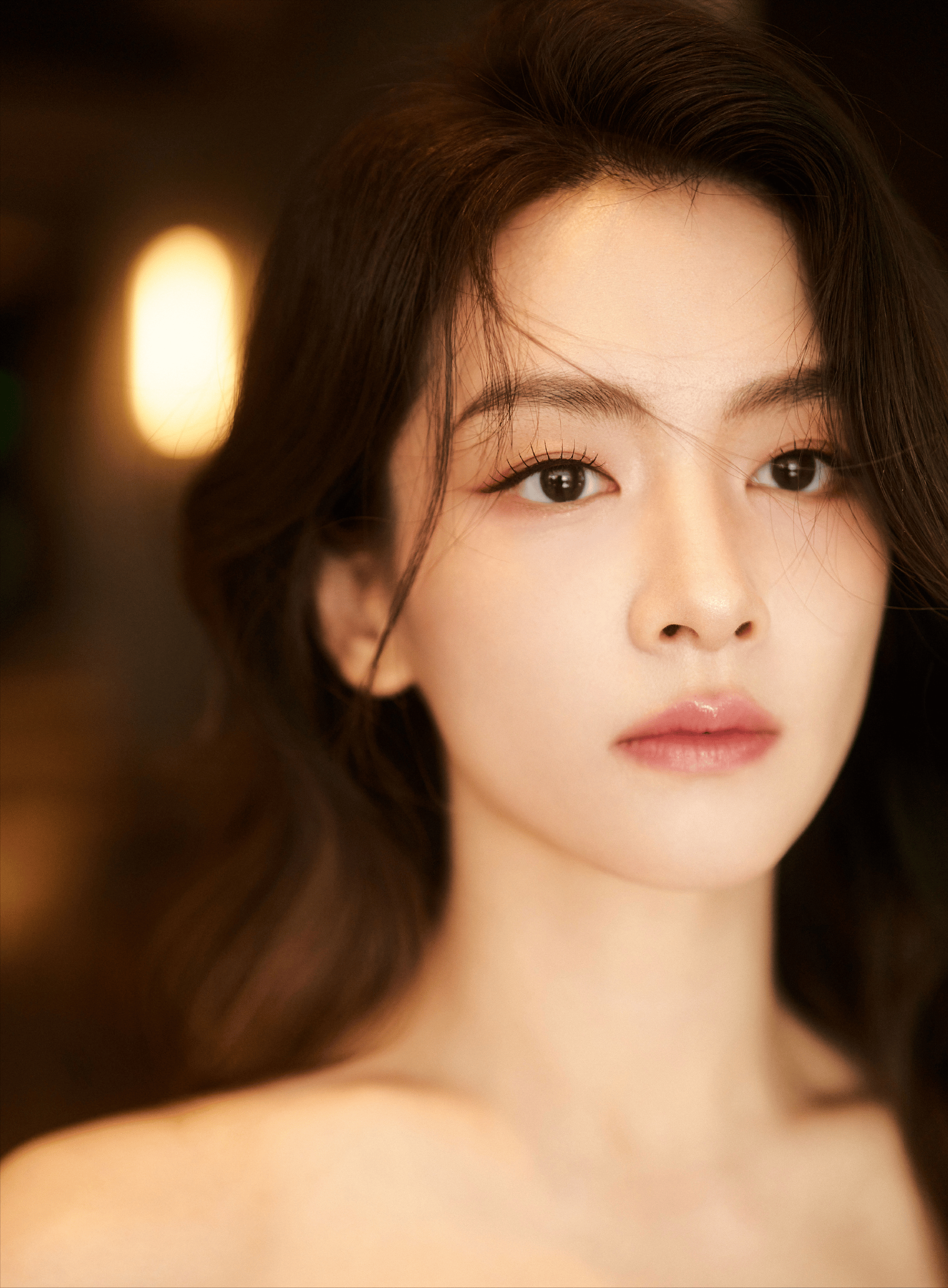 陈昊宇一袭白色抹胸裙,精致的肩颈线条清冷感真的太美了 陈昊宇一袭白色抹胸裙,精致的肩颈线条清冷感真的太美了