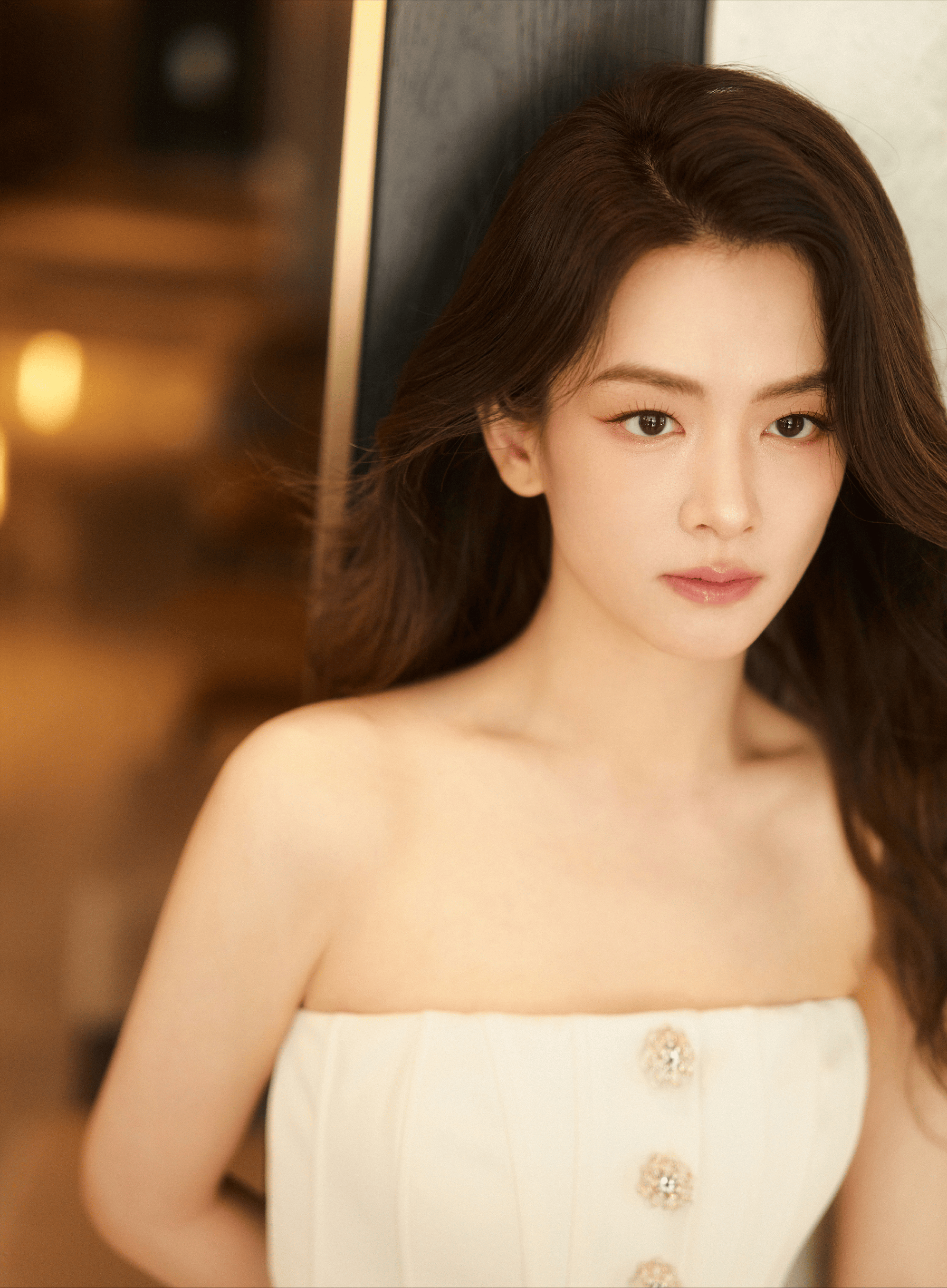 陈昊宇一袭白色抹胸裙,精致的肩颈线条清冷感真的太美了 陈昊宇一袭白色抹胸裙,精致的肩颈线条清冷感真的太美了