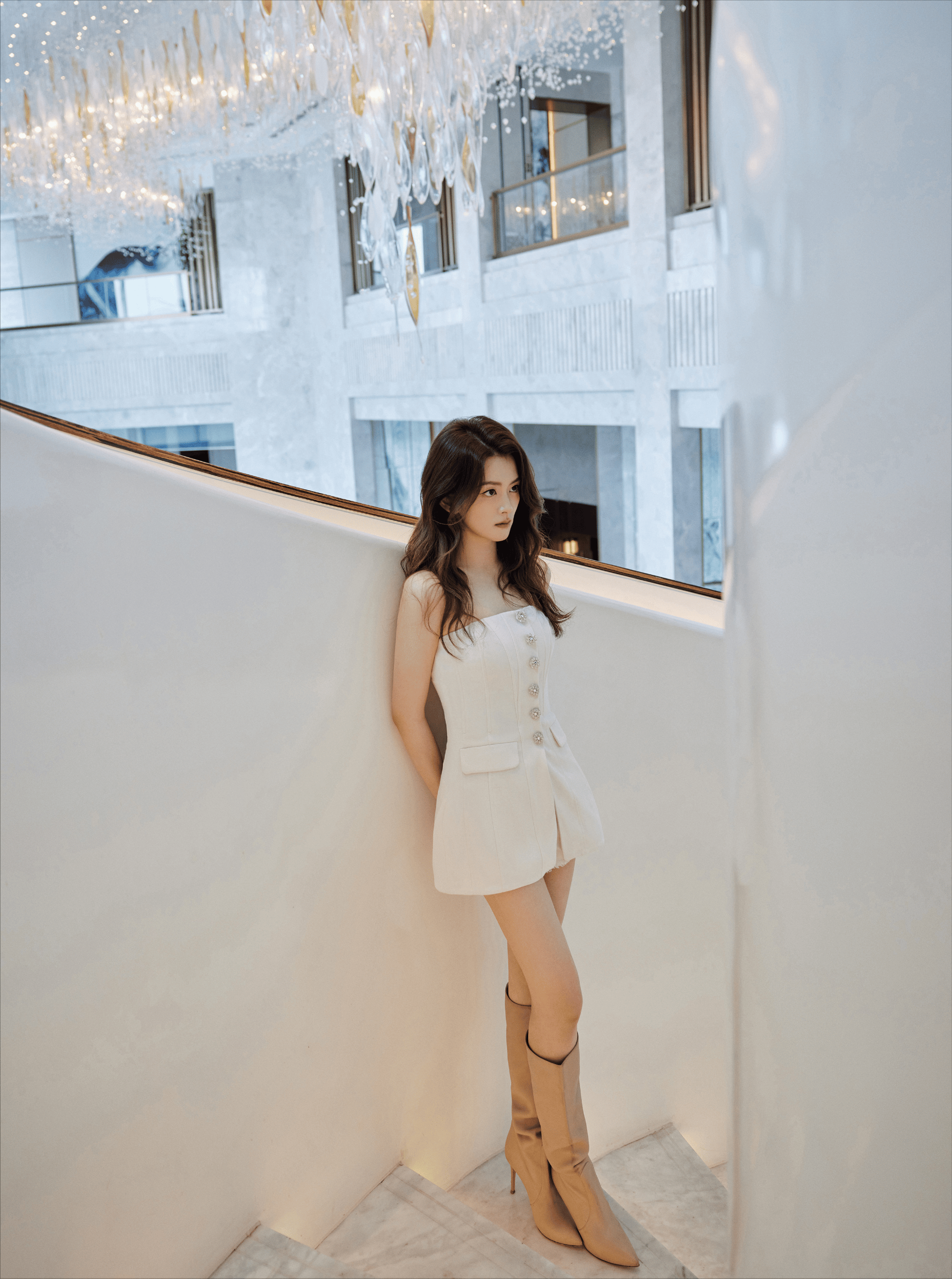 陈昊宇一袭白色抹胸裙,精致的肩颈线条清冷感真的太美了 陈昊宇一袭白色抹胸裙,精致的肩颈线条清冷感真的太美了