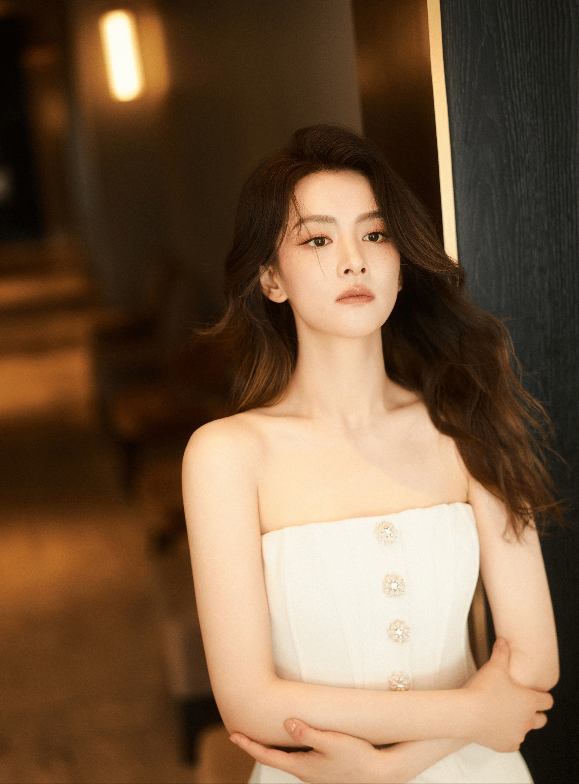 陈昊宇一袭白色抹胸裙,精致的肩颈线条清冷感真的太美了 陈昊宇一袭白色抹胸裙,精致的肩颈线条清冷感真的太美了