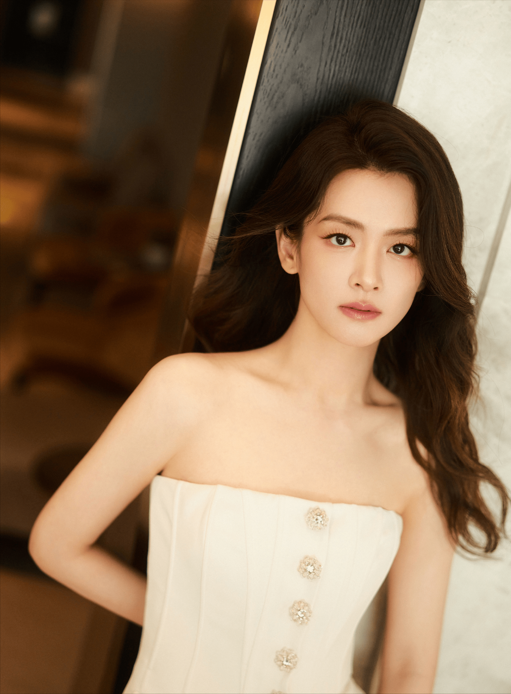 陈昊宇一袭白色抹胸裙,精致的肩颈线条清冷感真的太美了 陈昊宇一袭白色抹胸裙,精致的肩颈线条清冷感真的太美了