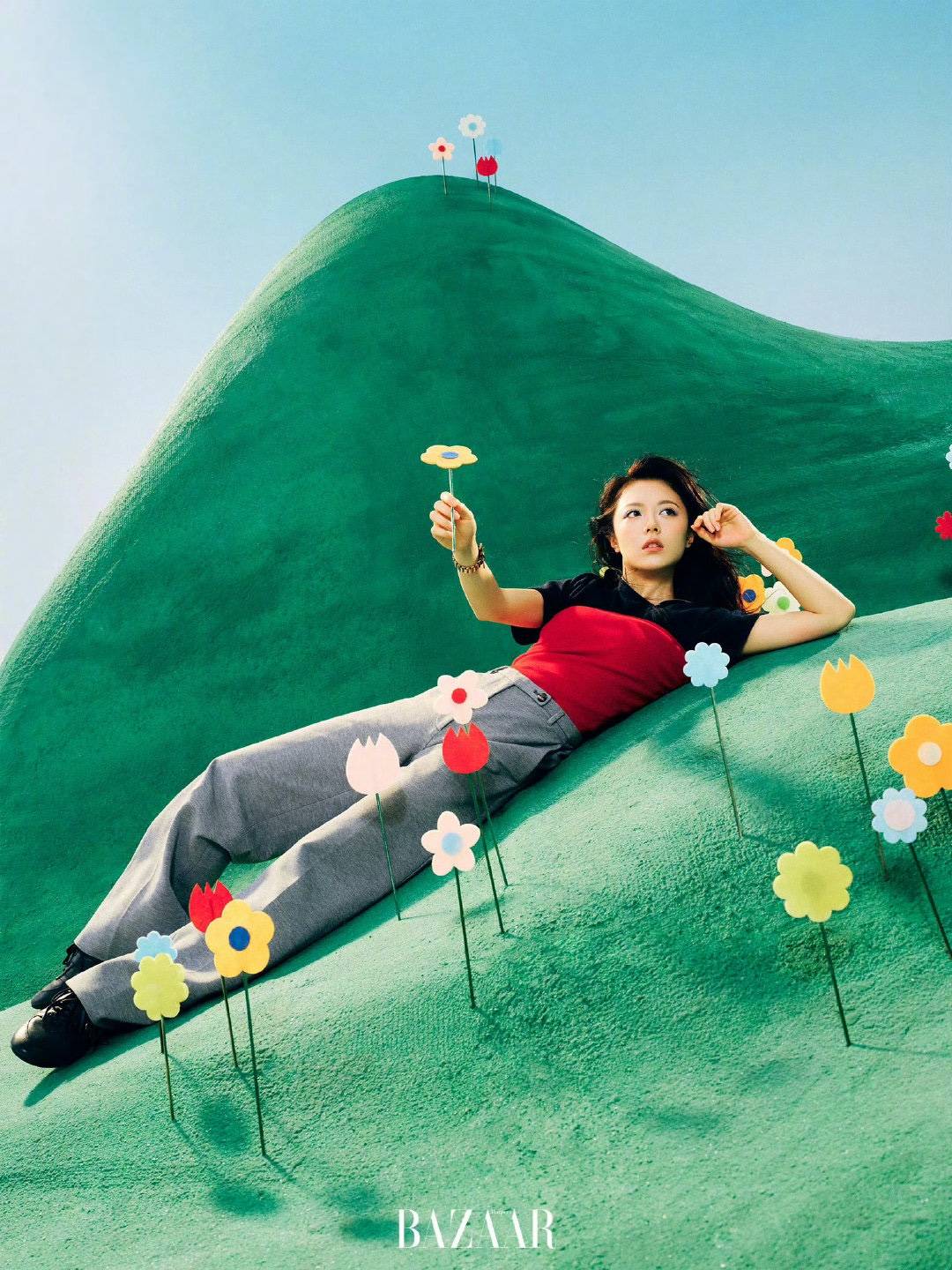 从优雅到叛逆：赵今麦芭莎封面大片展现00后新风貌