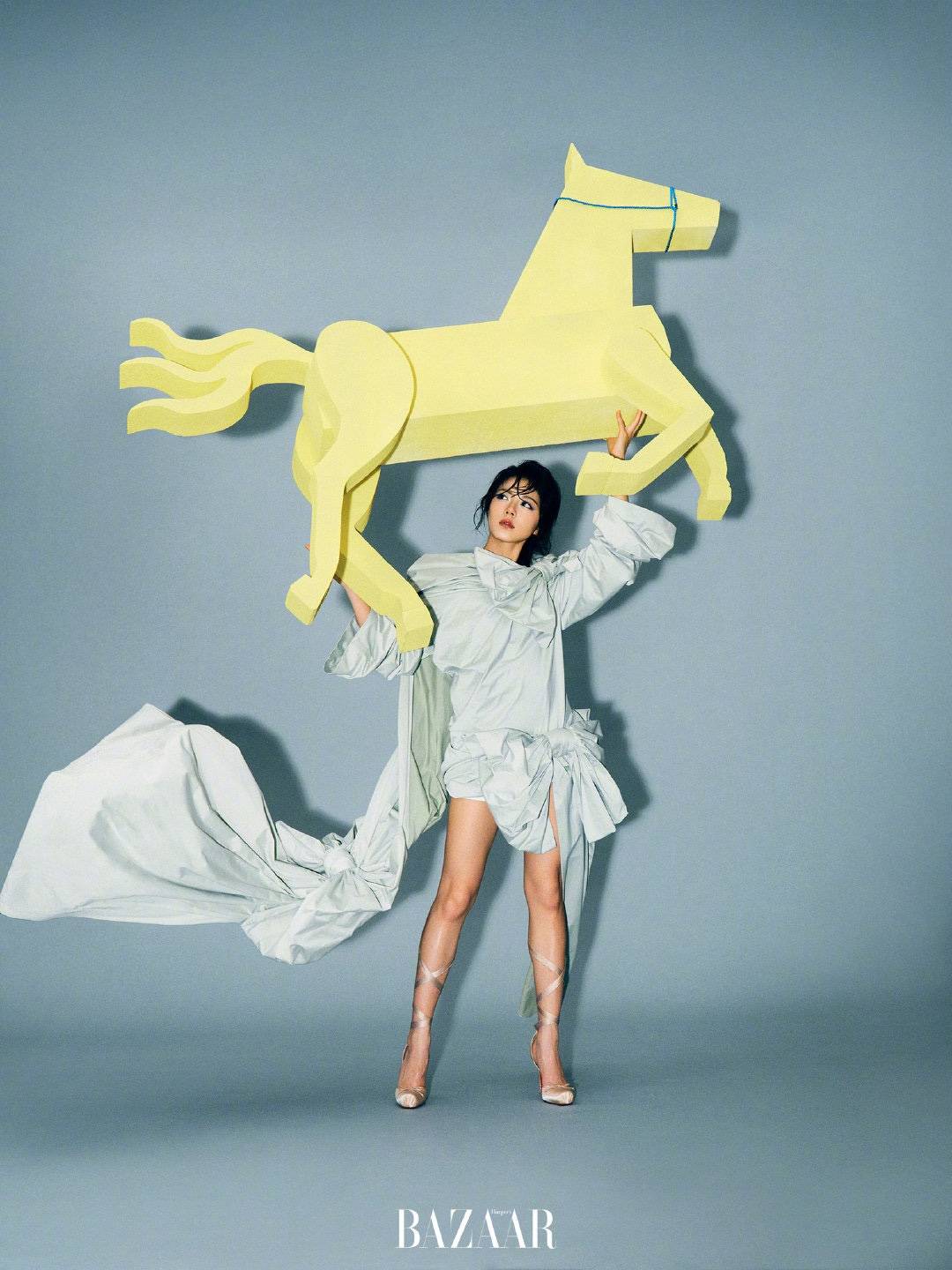 从优雅到叛逆：赵今麦芭莎封面大片展现00后新风貌