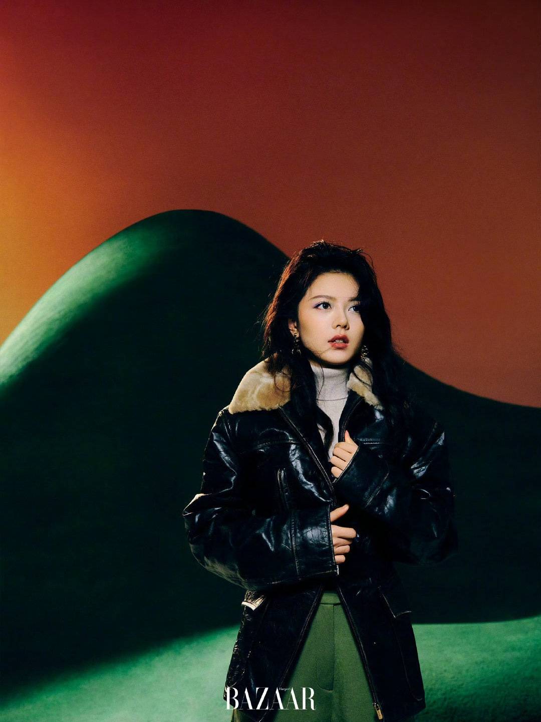 从优雅到叛逆：赵今麦芭莎封面大片展现00后新风貌