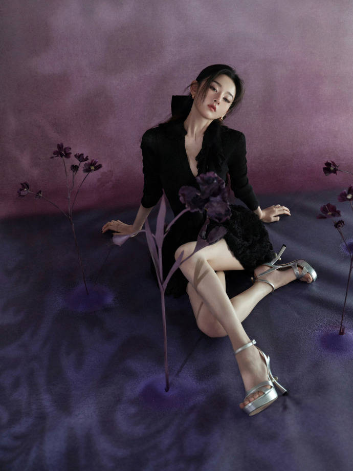 宋祖儿最新大片曝光,演绎“暗黑系公主”魅力十足 宋祖儿最新大片曝光,演绎“暗黑系公主”魅力十足