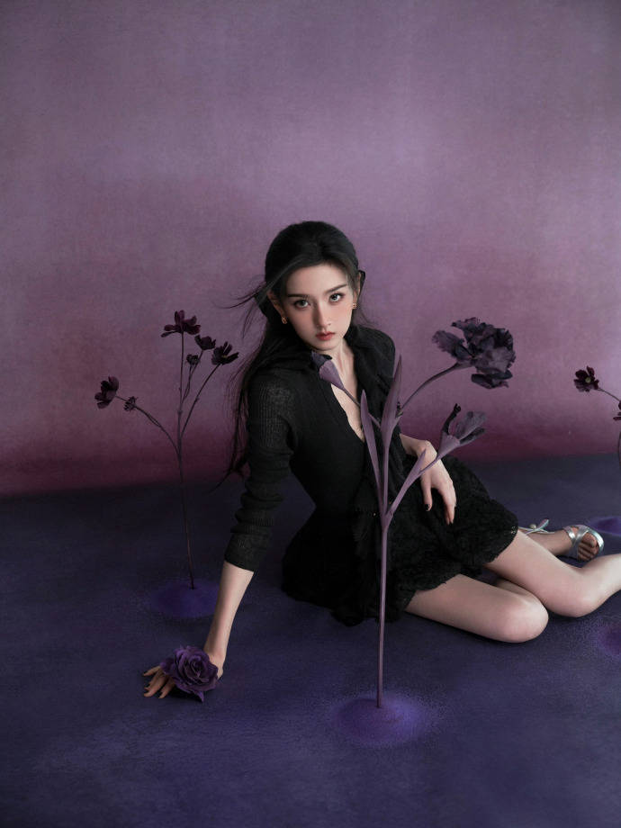 宋祖儿最新大片曝光,演绎“暗黑系公主”魅力十足 宋祖儿最新大片曝光,演绎“暗黑系公主”魅力十足