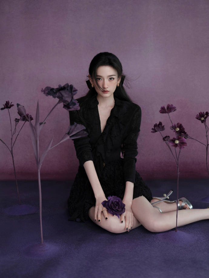 宋祖儿最新大片曝光,演绎“暗黑系公主”魅力十足 宋祖儿最新大片曝光,演绎“暗黑系公主”魅力十足