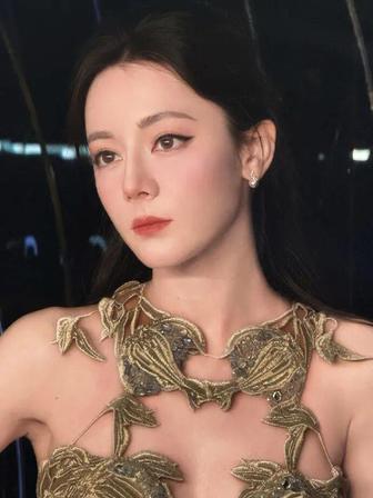 迪丽热巴穿蓝白镂空高定裙超美!火辣身材性感迷人