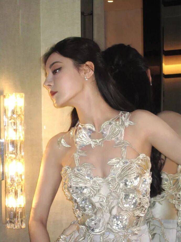 迪丽热巴穿蓝白镂空高定裙超美!火辣身材性感迷人 迪丽热巴穿蓝白镂空高定裙超美!火辣身材性感迷人