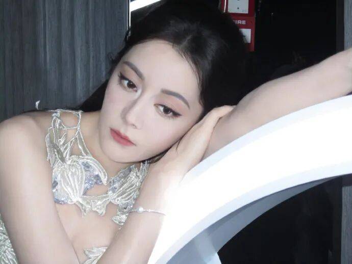 迪丽热巴穿蓝白镂空高定裙超美!火辣身材性感迷人 迪丽热巴穿蓝白镂空高定裙超美!火辣身材性感迷人