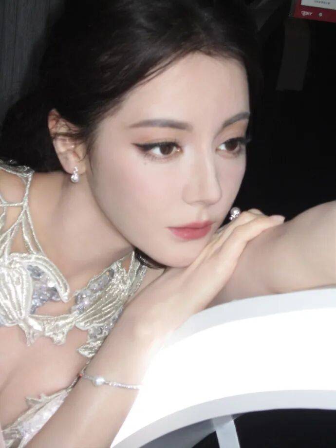 迪丽热巴穿蓝白镂空高定裙超美!火辣身材性感迷人 迪丽热巴穿蓝白镂空高定裙超美!火辣身材性感迷人