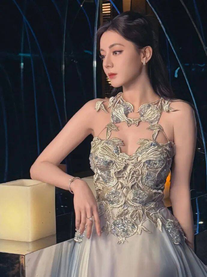 迪丽热巴穿蓝白镂空高定裙超美!火辣身材性感迷人 迪丽热巴穿蓝白镂空高定裙超美!火辣身材性感迷人