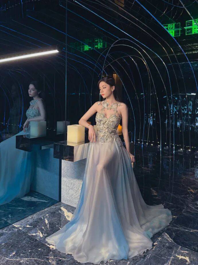 迪丽热巴穿蓝白镂空高定裙超美!火辣身材性感迷人 迪丽热巴穿蓝白镂空高定裙超美!火辣身材性感迷人