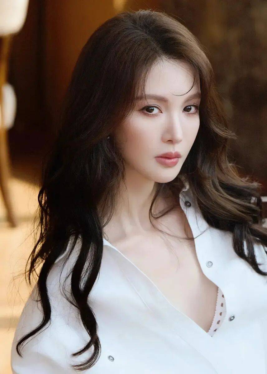 金晨越来越美了！雪肤玉貌造型百变身材曼妙性感撩人